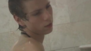 Twink Kaylo Riley masturbates after a seductive shower scene