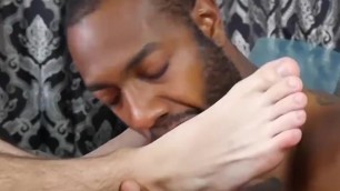 Muscle Hunk Toe Licked by Black Dude Before Sensual Footjobgay